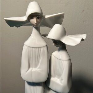 Vintage retired Lladro Nun sculpture -# 4611